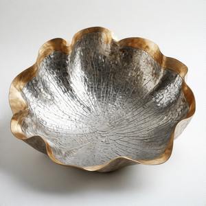 RadiantBloom Partyware Bowl The Imperial Opulence Regal Cuenco de servicio hecho a mano chapado en oro con adornos Royal Crest - Product Image 2