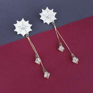 Pendientes colgantes de cobre chapados en oro con flores blancas Urthn, patrón de mariposa religiosa de moda para regalo - Product Image 1