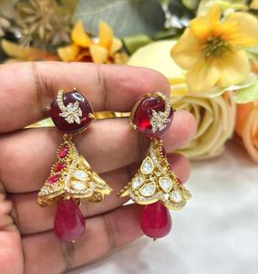 Boucles d'oreilles élégantes de meilleure qualité en or avec des pierres pour femmes et filles pour la fête Collection de vêtements de fête modernes - Product Image 2