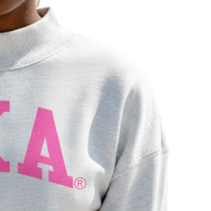 Sudadera Ligera de Cuello Alto Estilo Universitario AKA, Sudadera de Forro Polar Premium, Ropa Personalizada para Hermandades Griegas, Color Blanco Jaspeado y Rosa - Product Image 3