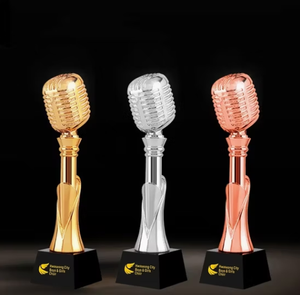 Trofeo de Micrófono Dorado Personalizado para Concurso de Oratoria, Elegante y Moderno Trofeo de Música de Resina, Cristal y Metal - Product Image 2