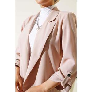 Chaqueta de mujer con mangas plegadas y detalles de bolsillo de piedra - Product Image 2