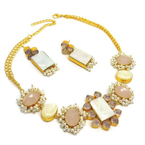 Ensemble de collier ras du cou en or finition Kundan perlé vert traditionnel punjabi fait à la main pour les occasions de mariage/fête - Product Image 1