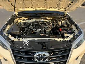 Toyota Fortuner 2.7L Gasolina Automática 4x4 SUV de 7 Plazas Usada 2024 |   Listo para Exportar - Product Image 2