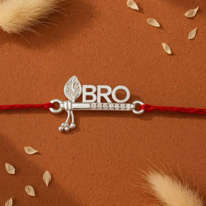 Ensemble Zarkan Precious Silver Krishna Bansuri Rakhi pour frère, cadeau religieux hindou avec Roli Chawal - Product Image 1