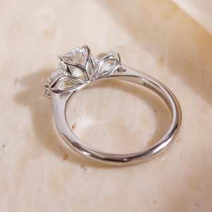 Anillo de compromiso de moissanita de corte redondo de 8mm | Solitario de tres piedras con detalles | Joyería fina de Boda nupcial de oro o plata OEM - Product Image 3