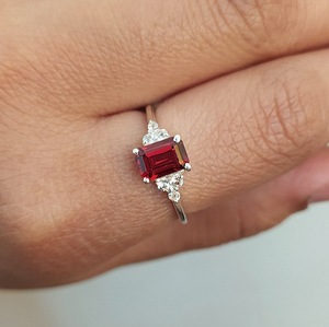 แหวนเงินแท้ประดับพลอยโกเมน หินประจำเดือนมกราคม ตกแต่งด้วยไวท์โทแพซ งานแฮนด์เมด ของขวัญสำหรับผู้หญิง ขายส่ง - Product Image 3