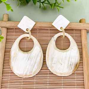Léger 100% naturel corne de boeuf de buffle boucles d'oreilles pendantes modèles uniques avec laiton perle diamant bijoux artisanaux faits à la main - Product Image 2