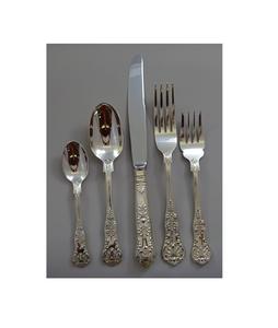 Ensemble de couverts en métal au design moderne et élégant, parfait pour les repas de table en famille. - Product Image 1