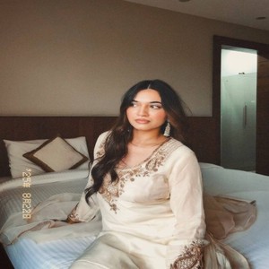 Conjunto de Kurti, Pantalón y Dupatta de Seda Romana Pesada VASTRA COTTAGE con Bordado de Lentejuelas, Dupatta de Seda Organza, Conjunto de Diseñador para Fiestas - Product Image 2