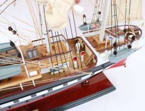 Modèle de bateau en bois peint à la main BELEM pour la décoration de table - Product Image 4