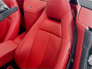 VANTAGE CONVERTIBLE 2022 DE BAJO KILOMETRAJE, TRACCIÓN TRASERA, AUTOMÁTICO DE 8 VELOCIDADES, TECHO SOLAR, FAROS LED, LISTO PARA ENVIAR - Product Image 2