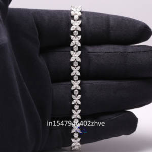 Acentúa tu elegancia con nuestra pulsera de plata de ley 925 para mujer con diamantes redondos de moissanita de corte Marquesa - Product Image 1