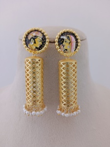 Conjunto de pendientes Royal Raga Jali, esmalte de aleación en tono dorado, pintura a mano, perlas de imitación en latón pesado, producto a granel, diseño personalizado - Product Image 5