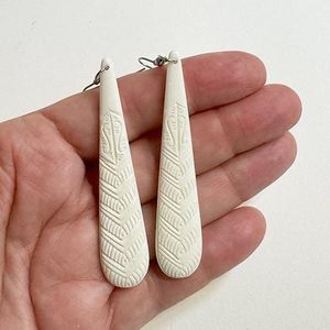 Boucles d'oreilles en os magnifiquement conçues pour les femmes motif de bijoux traditionnels pierre de perle pour les fêtes fiançailles mariages - Product Image 2