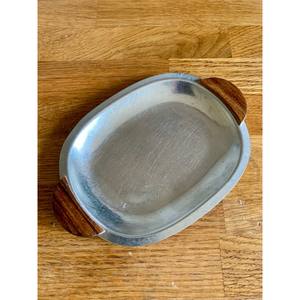 En vente Plateau en acier inoxydable vintage Mid Century Modern Retro Metal Tray avec manche en bois Pièce authentique - Product Image 1