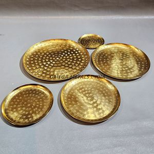 Ensemble chic de plateaux circulaires dorés avec motif éblouissant idéal pour servir des friandises et ajouter du glamour aux occasions spéciales - Product Image 4