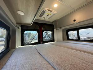 Camping-car familial de luxe d'occasion WINNEBAGO SOLIS 59PX 2025 Euro 5, 4-6 passagers, blanc avec sol en acrylique, idéal pour le camping - Product Image 5