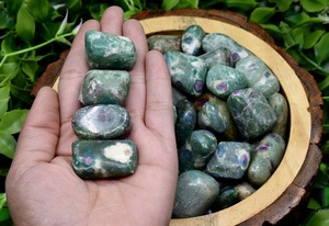 คริสตัลฟูชิเต้ทับทิมธรรมชาติขัดเงาอย่างสวยงาม สีขาวสไตล์ฮวงจุ้ย ขนาด 15-30 มม. สำหรับสะสมและทำสมาธิ - Product Image 2