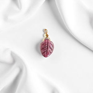 Feuille de rubis sculpture pendentif à breloque sculpture à la main pierre précieuse pendentif bijoux breloque en pierre naturelle - Product Image 1