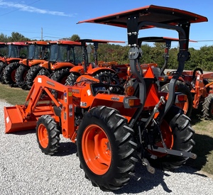 Tracteur à roues Kubota L466 avec chargeur frontal couleur orange - Product Image 3