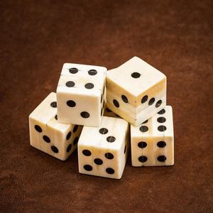 ชุดลูกเต๋ากระดูกธรรมชาติคุณภาพสูง พิมพ์ลายและออกแบบเองสำหรับเกมกระดาน DND ขายส่ง ROYAL ARTISANS BG7M - Product Image 6