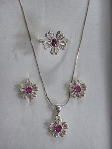 Elegante y Bonito Juego de Joyería con Diseño Floral, Zafiro Rosa Natural de Myanmar en Forma de Flor |   Collar y Aretes de Plata de Ley 925 |   Brillo - Product Image 4