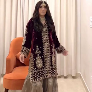 Ensemble élégant en velours de viscose pour soirée, avec un haut et un pantalon palazzo, un dupatta fantaisie et une riche broderie - Product Image 1