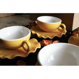 Lot de 4 assiettes et 4 tasses en céramique artisanale, motif lotus jaune - Product Image 1