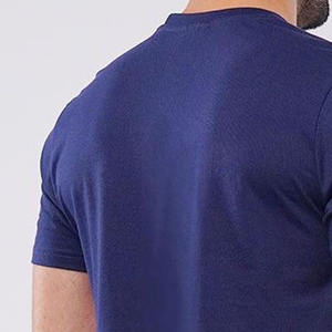 Camiseta holgada de algodón 100% con cuello en V para hombre, estilo de calle con estampado sólido con 220 gramos de peso de tela, diseño en blanco - Product Image 4