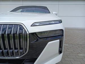 2025 Clean 7 Series G70 740i xDrive 3.0 AT 380 hp 4WD sedán automático de gasolina con interior de cuero oscuro - Product Image 3