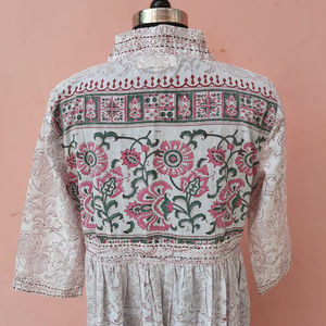 Vestido de tela estampado de bloque de mano de algodón de alta calidad con cuello en V diseño bordado bolsillo Maxi vestido estándar Festival ropa de mujer - Product Image 4