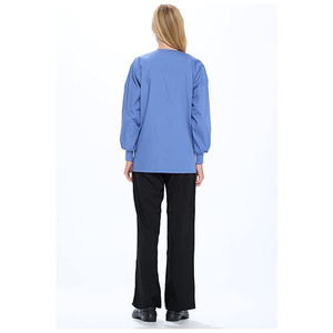 Chaqueta médica de manga larga para mujer con pantalones negros - Product Image 3