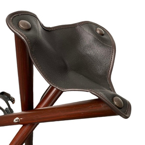 Chaise trépied en bois classique avec siège en cuir pour la chasse pêche Camping Sports de plein air utilisation intérieure et extérieure - Product Image 3