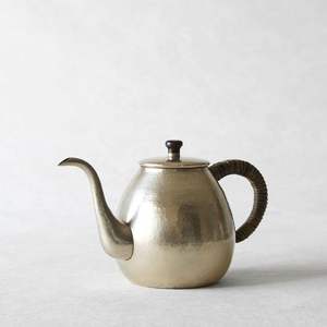 หม้อกาแฟทองเหลืองรูปทรงคลาสสิกมีรายละเอียดหรูหราเหมาะสำหรับใช้ในครัวแบบดั้งเดิมหรืองานเลี้ยงน้ำชาแบบทางการ - Product Image 2