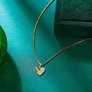 Colgante de Diamantes en Oro de 18K con Forma de Corazón, Ormella Heart Hug - Product Image 1