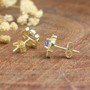 Boucles d'oreilles clous en opale de feu lavande pour femmes, argent sterling plaqué or, motif floral, opale éthiopienne, pierre de naissance d'octobre - Product Image 3