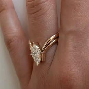 VS1 Ensemble de bagues de fiançailles en diamant de laboratoire de taille marquise en or massif 18 carats avec alliance à courbe unique - Product Image 6