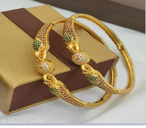 Bracelets en laiton, lot de quatre, plaqués or texturé, accents de pierres vertes rubis, bracelets de mariage disponibles à prix de gros. - Product Image 5