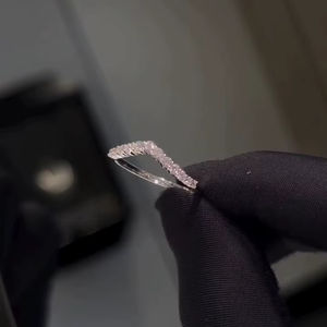 Bague de mariage en argent 925 plaqué or blanc avec pierres CZ rondes de 2 mm, style chevron, pour femmes, vente en gros - Product Image 4