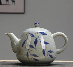 Tetera Premium con Diseño de Hojas Azules, Boquilla de Vertido Precisa y Suave, Asa Ergonómica, Diseño que Conserva el Calor para la Hora del Té - Product Image 1