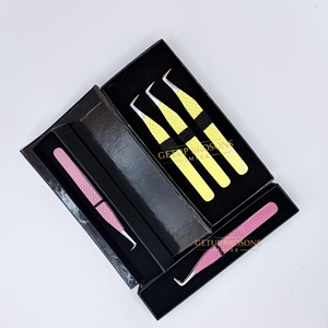 Pinzas para Pestañas de Fibra Plateada Amarilla/Rosa, Antiestáticas, Antimagnéticas, con Punta de Acero de 90 Grados y Agarre Perfecto - Product Image 1