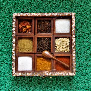 Boîte à épices Masala en bois faite à la main avec compartiments amovibles Boîte à épices en bois de finition naturelle avec couvercle en verre transparent - Product Image 1