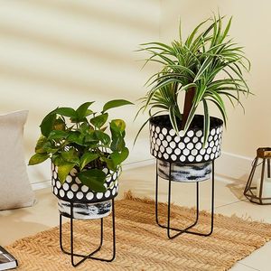 Venta al por mayor maceta de metal de diseño martillado negro con soporte hogar jardín Oficina Hotel decoración de la India - Product Image 2