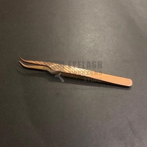 แหนบต่อขนตาปลายโค้ง สแตนเลสเกรดผ่าตัด สีโรสโกลด์ ทดสอบด้วยมือ ป้องกันไฟฟ้าสถิต ทนทาน สำหรับต่อขนตาแบบวอลุ่ม - Product Image 2