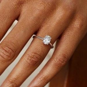 Bague de fiançailles en diamant créé en laboratoire de coupe ovale 6x8 14k bijoux en or blanc F couleur VS1 bijoux de clarté certificat IGI - Product Image 2