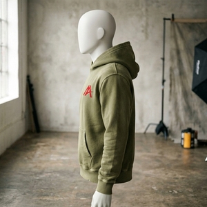 Sudadera con Capucha para Hombre, Color Verde Oliva Lavado, con Logotipo Rojo, Forro Polar, Estilo Urbano, Informal, Personalizable, Venta al Por Mayor, OEM - Product Image 2