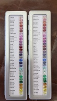 Pierres précieuses de laboratoire, saphir bleu vert jaune rose de forme ovale émeraude, nuancier de couleurs, coffret de pierres précieuses de laboratoire pour test d'échantillons