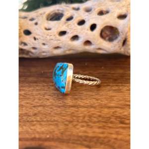 Bague de déclaration de luxe certifiée en argent sterling 925 avec turquoise Kingman, taille 6, faite à la main style Navajo, sertissage géométrique clos, finition dorée - Product Image 3