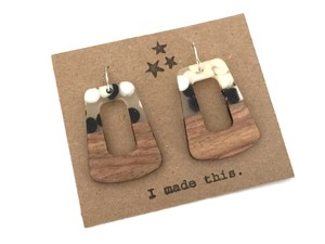 Aaliyan Impex Boucles d'oreilles en résine pour femmes Nouveau design Bois Résine Géométrique Creux Élégant Religieux Meilleur prix Cerceau personnalisé - Product Image 5